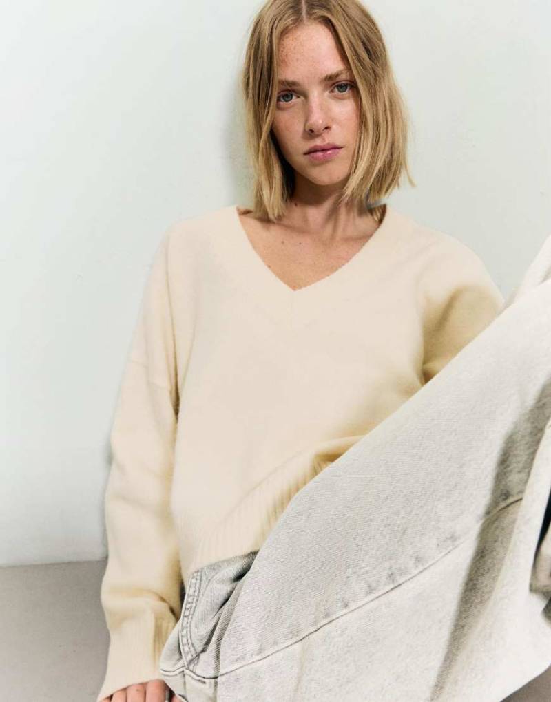 Bershka - Cropped Pullover in Ecru mit V-Ausschnitt-Weiß von Bershka