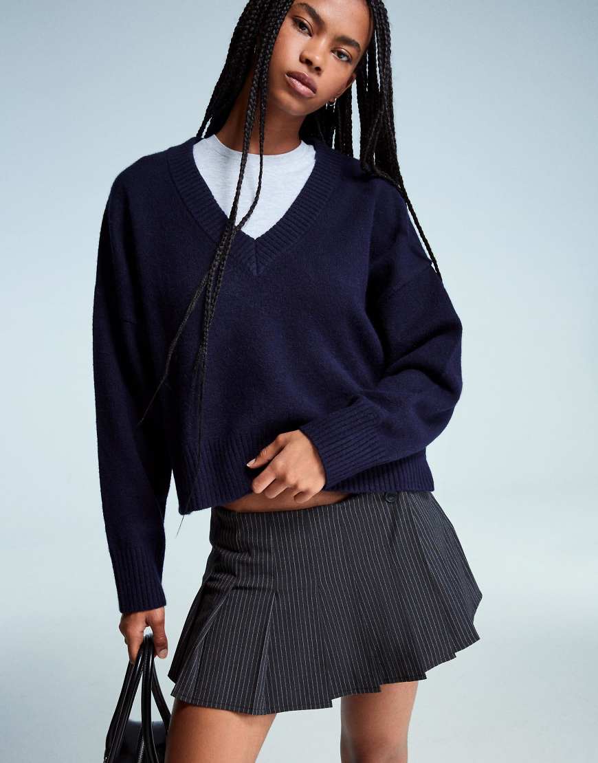 Bershka - Cropped Pullover in Jeansblau mit V-Ausschnitt von Bershka