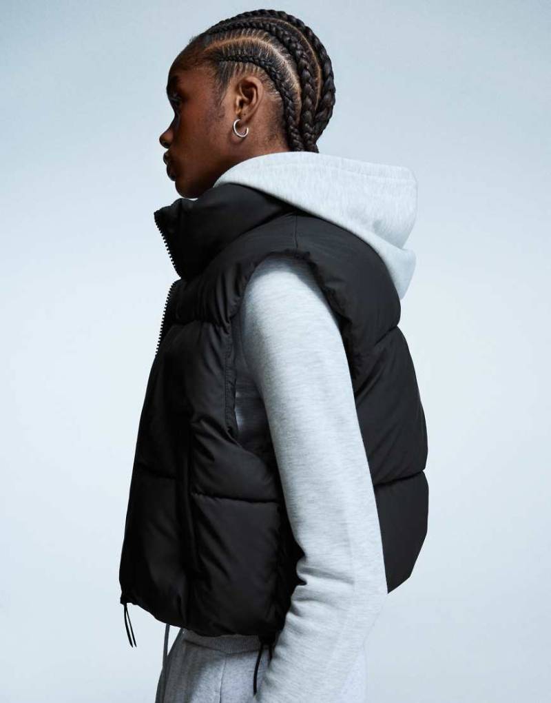 Bershka - Cropped-Steppweste in Schwarz von Bershka
