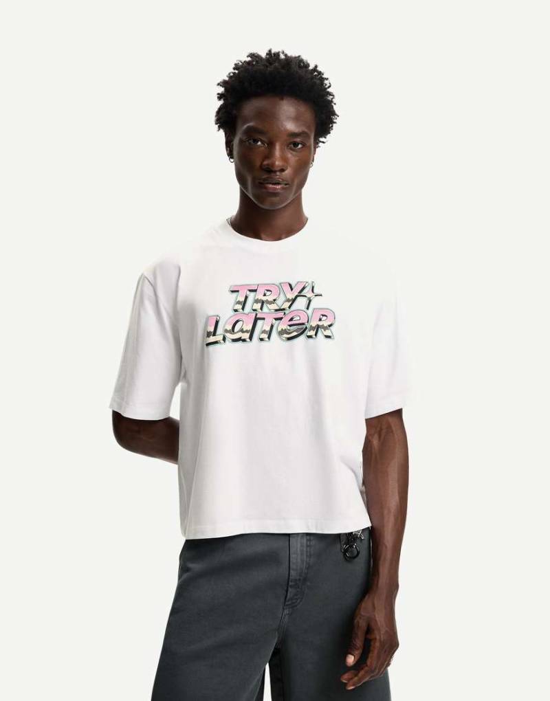 Bershka - Cropped T-Shirt in Weiß mit Print von Bershka