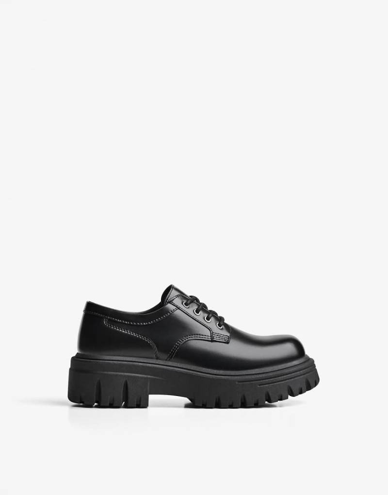 Bershka - Derby-Schuhe in Schwarz mit dicker Sohle von Bershka
