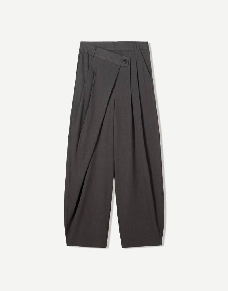 Bershka - Elegant geschnittene Hose in Grau mit überkreuztem Bund von Bershka
