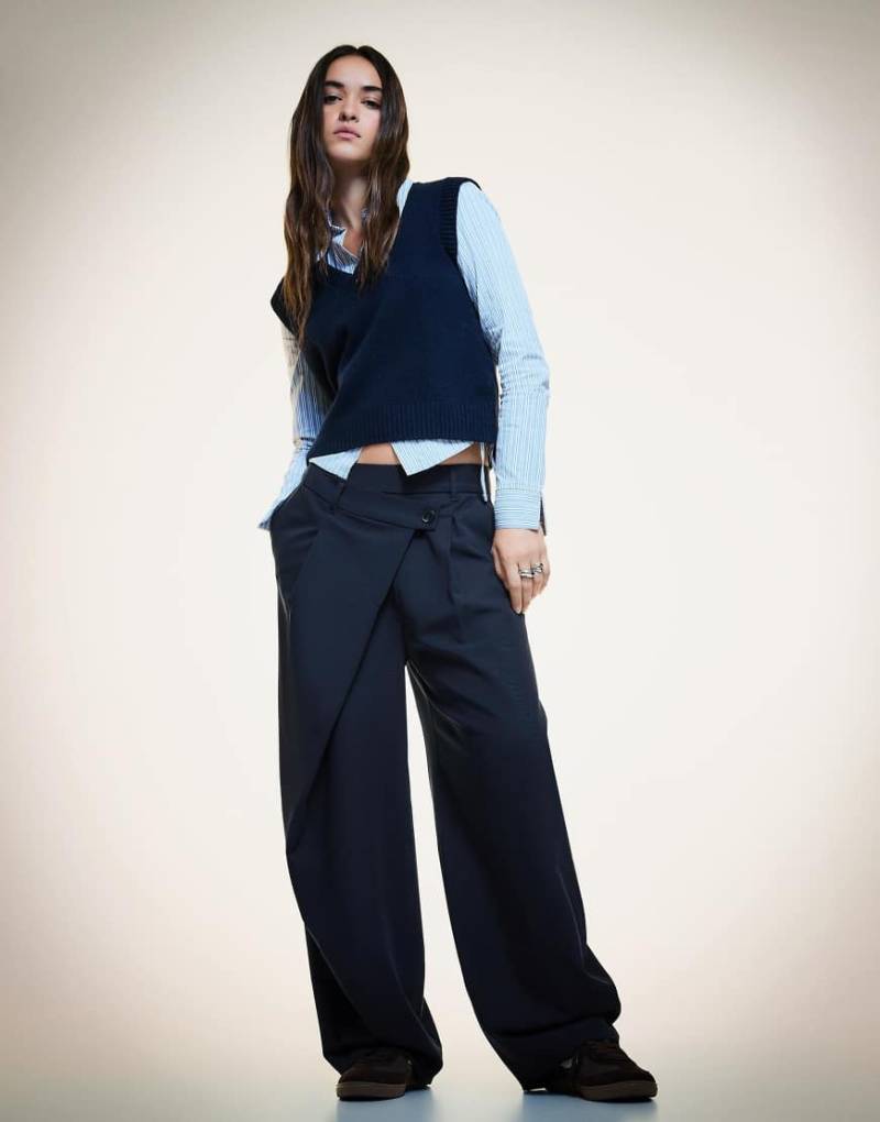 Bershka - Elegant geschnittene Hose in Marineblau mit überkreuztem Bund von Bershka