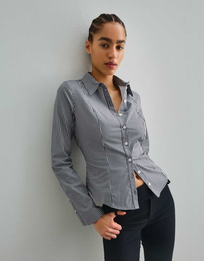 Bershka - Elegante Hemdbluse in Dunkelgrau mit ausgestellten Ärmeln von Bershka