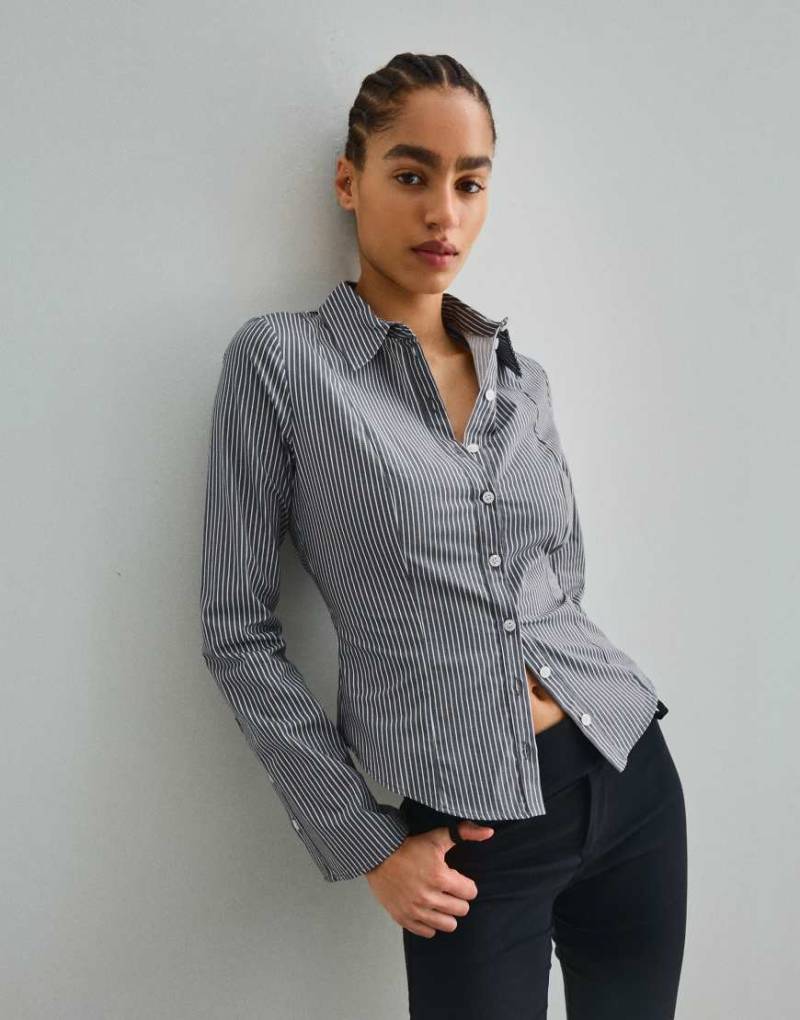 Bershka - Elegante Hemdbluse in Dunkelgrau mit ausgestellten Ärmeln von Bershka