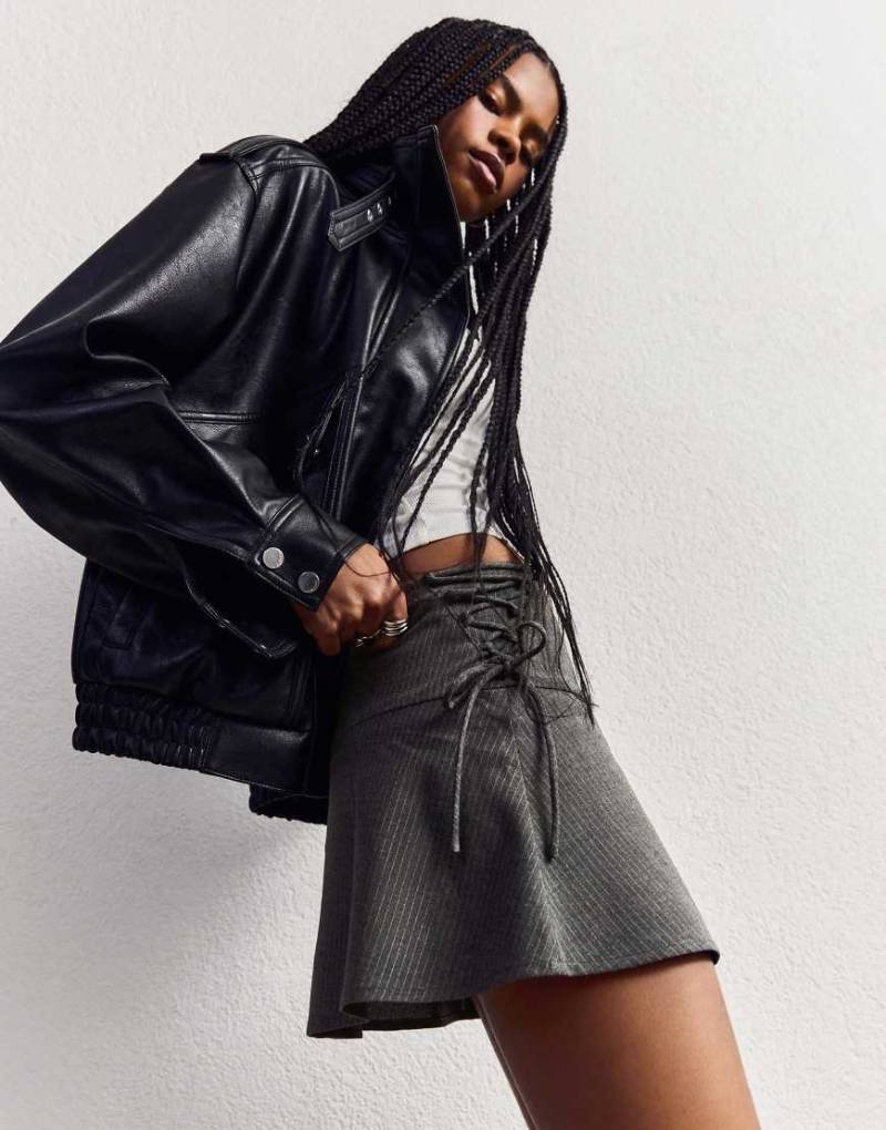 Bershka - Eleganter Minirock in Grau mit Schleifen von Bershka