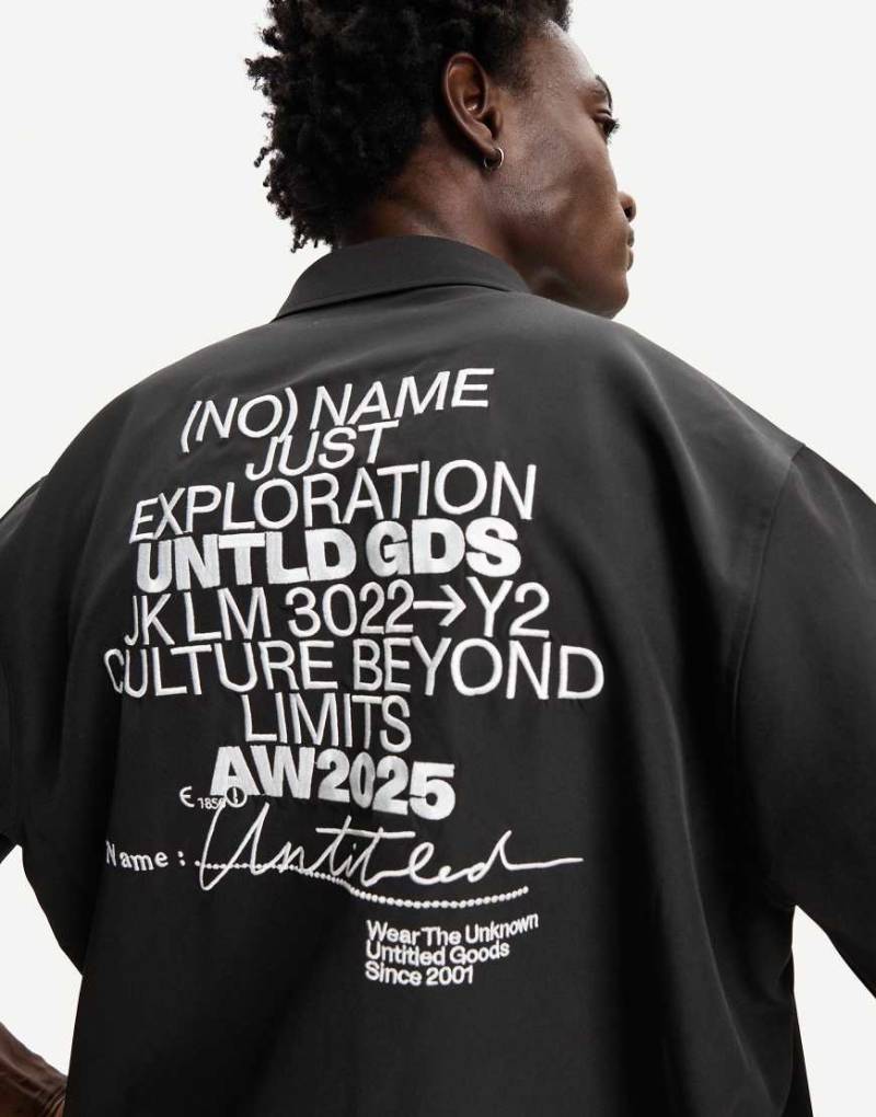 Bershka - Elegantes, kastig geschnittenes Hemd in Schwarz mit Stickerei von Bershka