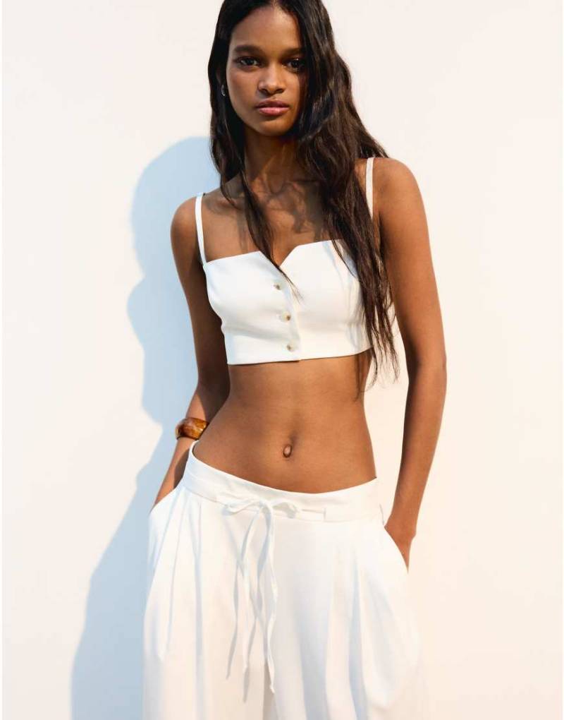 Bershka - Elegantes Trägertop in Ecru mit Einkerbung vorn-Neutral von Bershka