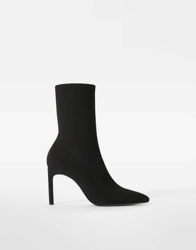 Bershka - Eng anliegende Ankle Boots in Schwarz mit hohem Absatz von Bershka