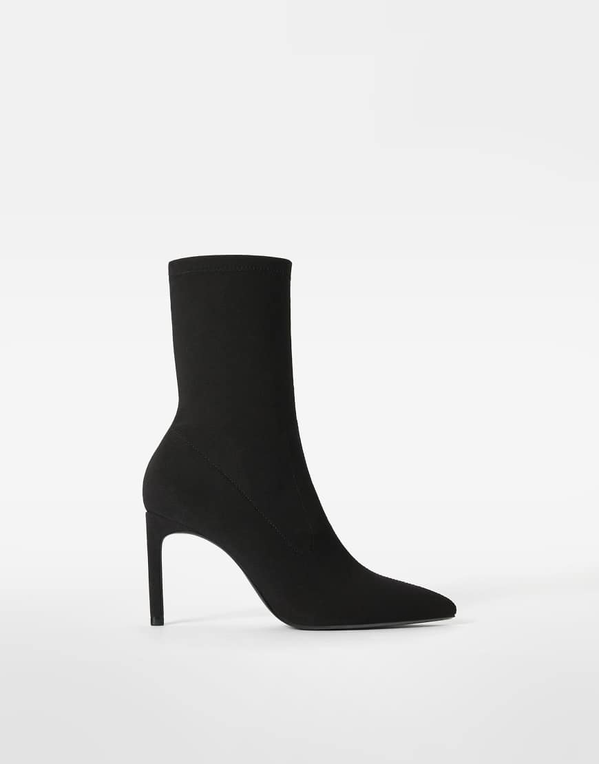 Bershka - Eng anliegende Ankle Boots in Schwarz mit hohem Absatz von Bershka