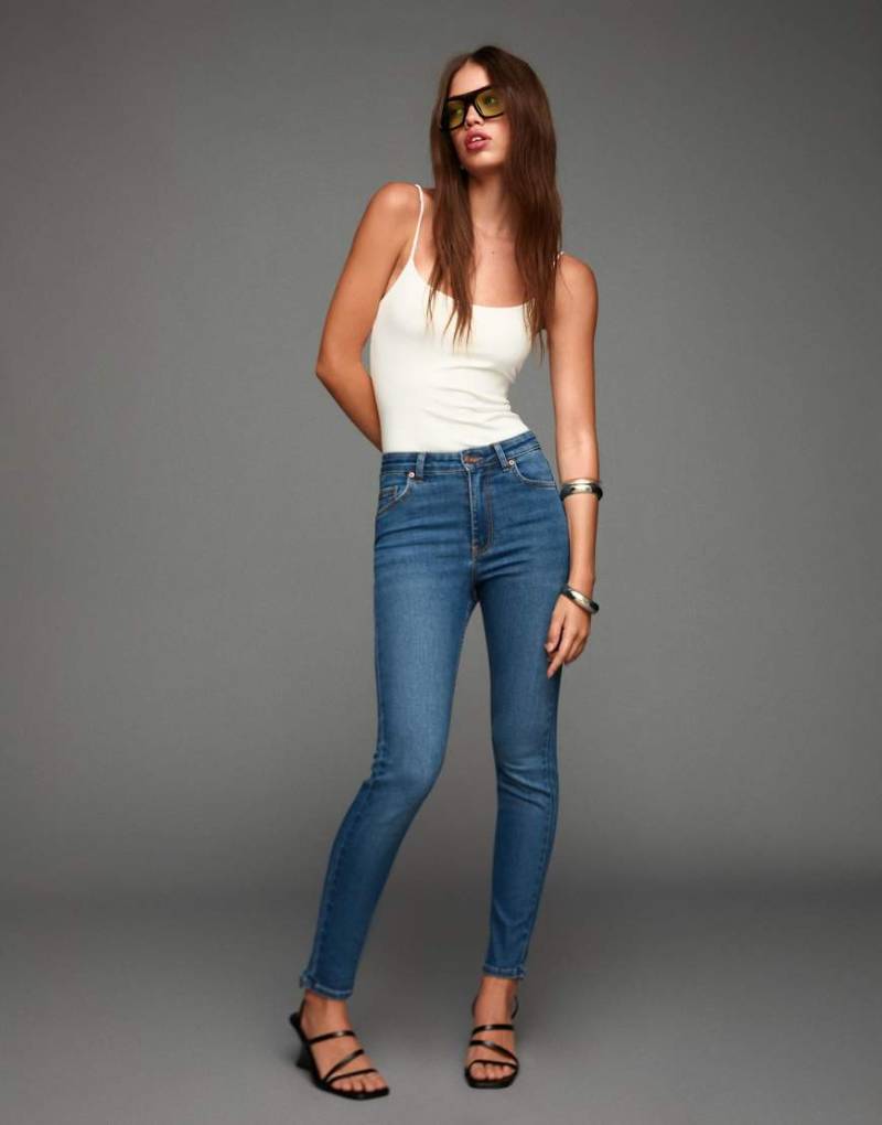 Bershka - Eng geschnittene, weiche Jeans in Mittelblau mit superhohem Bund von Bershka