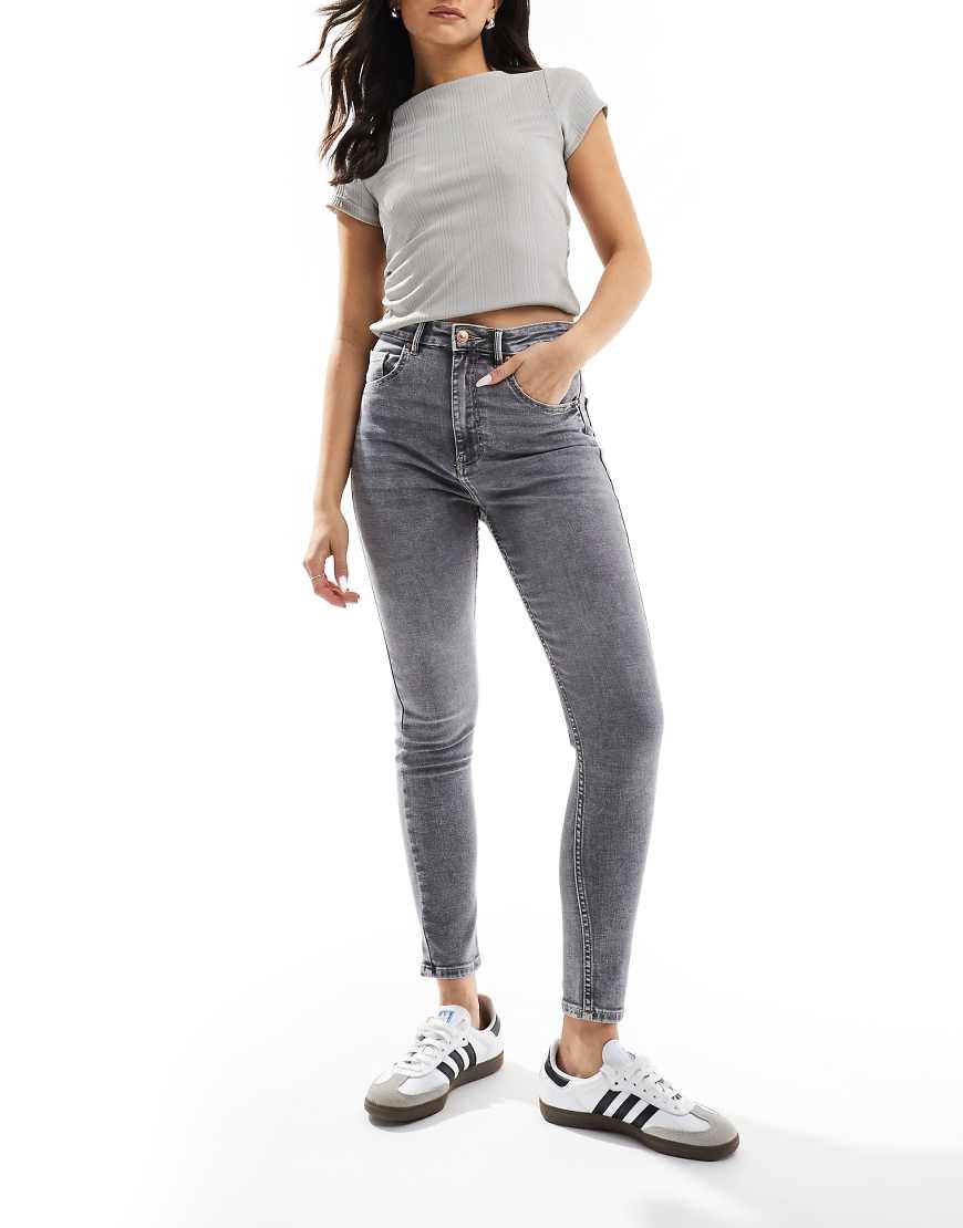 Bershka - Eng geschnittene Jeans mit hohem Bund in Grau Bershka - Eng geschnittene Jeans mit hohem Bund in Grau von Bershka