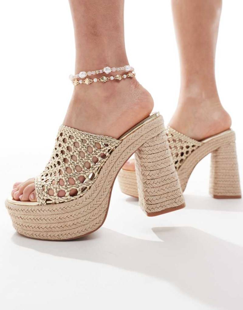 Bershka - Espadrilles-Sandaletten in Natur und Gold mit Plateausohle-Goldfarben von Bershka