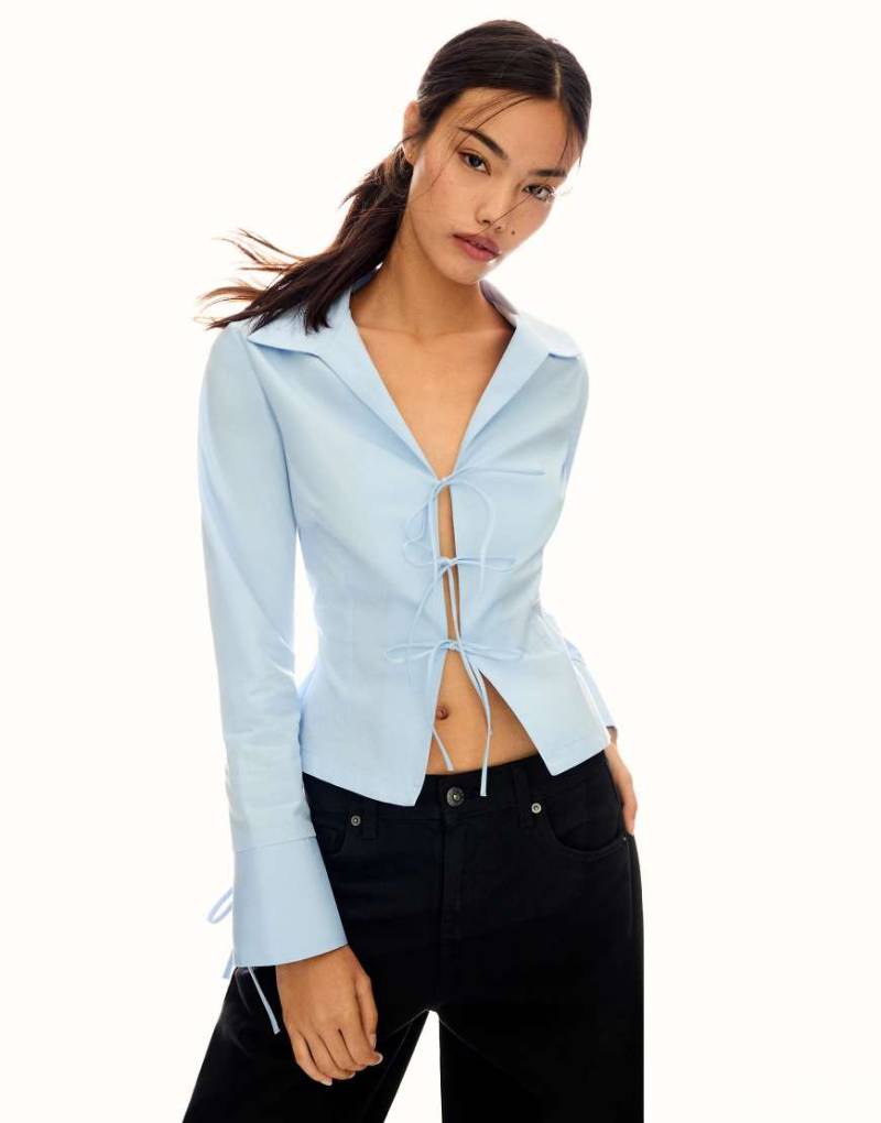 Bershka - Figurbetonte Bluse in Hellblau mit Bindebändern von Bershka
