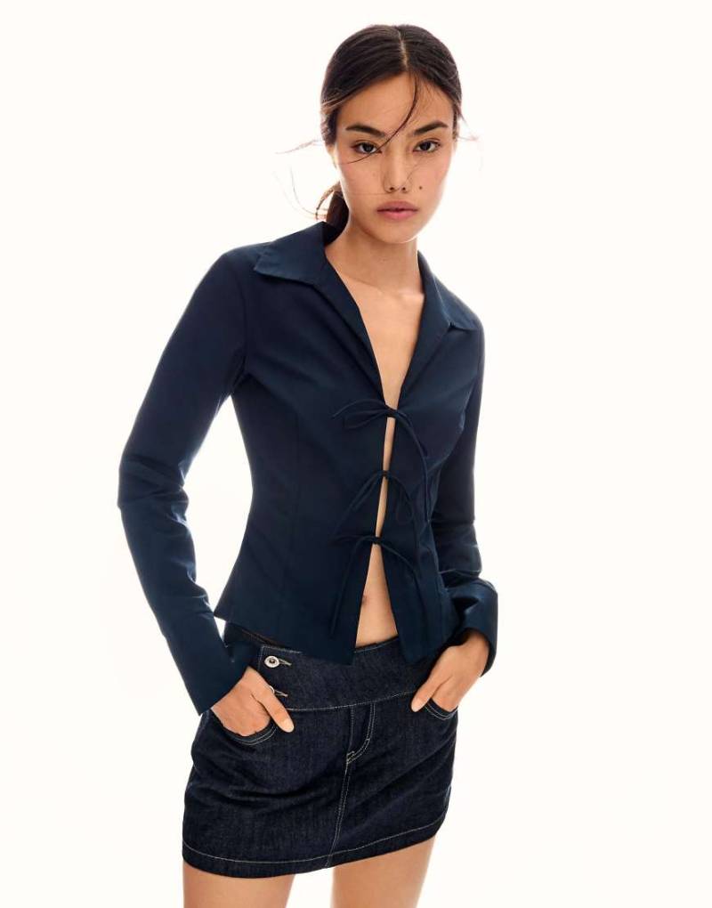 Bershka - Figurbetonte Bluse in Jeansblau mit Bindebändern von Bershka