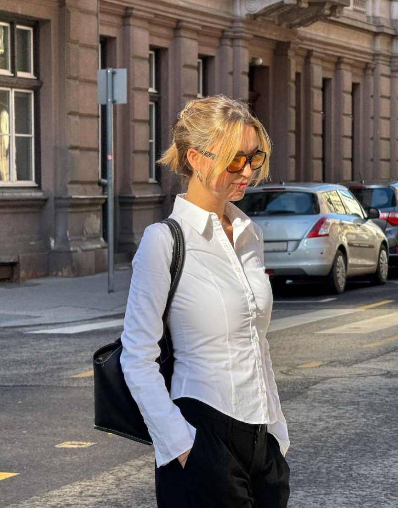 Bershka - Figurbetonte Hemdbluse in Weiß mit ausgestellten Ärmeln von Bershka