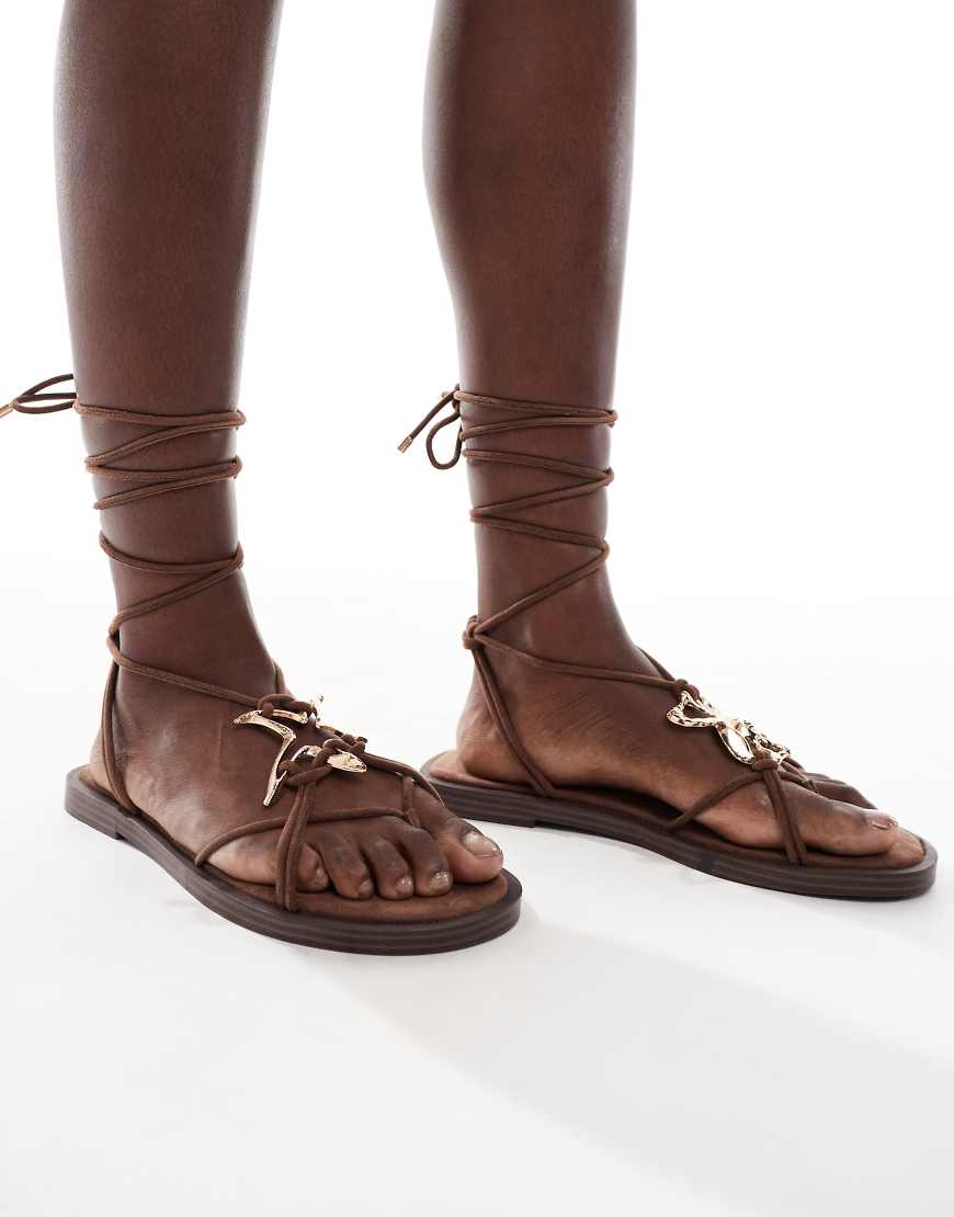 Bershka - Flache, geschnürte Sandalen in Braun mit goldener Verzierung von Bershka