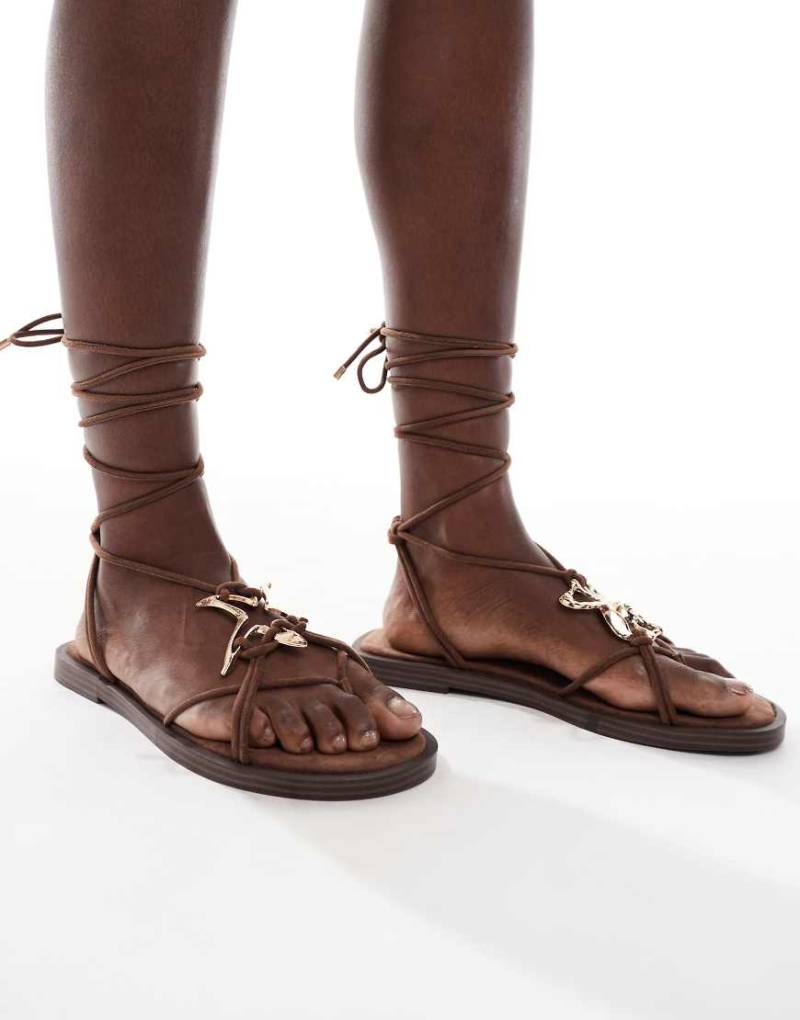 Bershka - Flache, geschnürte Sandalen in Braun mit goldener Verzierung von Bershka