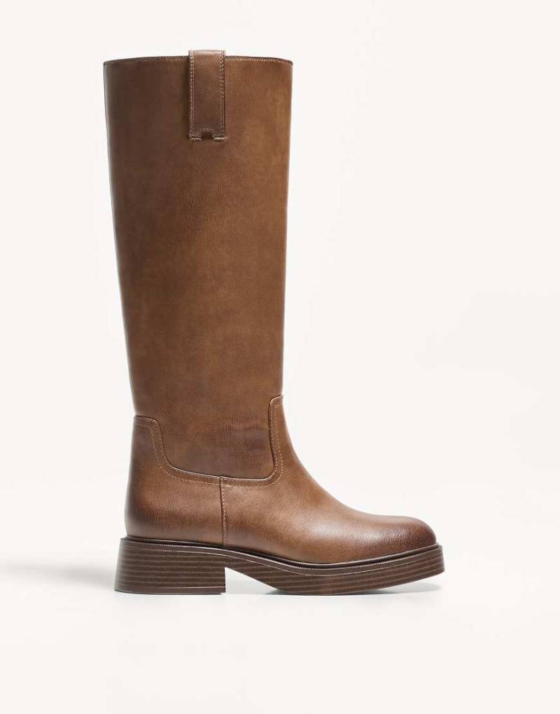 Bershka - Flache, kniehohe Stiefel in Braun von Bershka