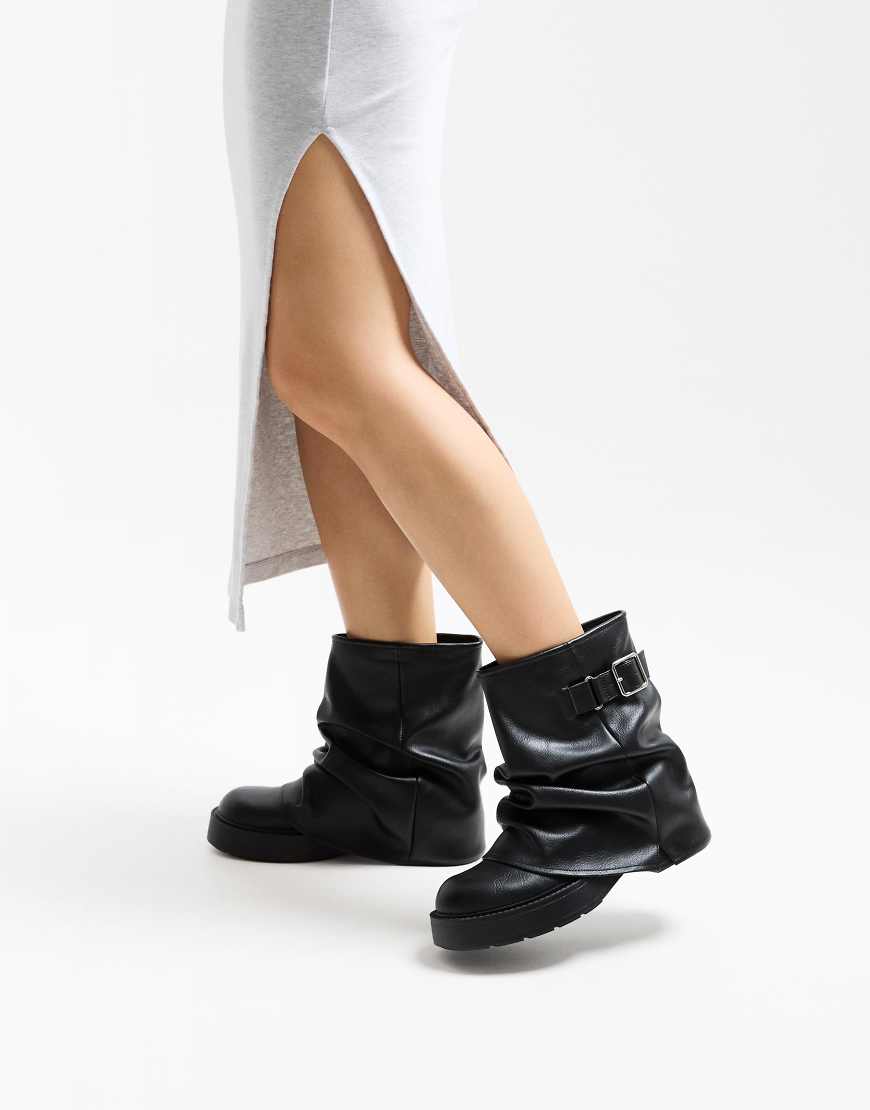 Bershka - Flache Ankle-Boots in Schwarz mit Schnalle von Bershka