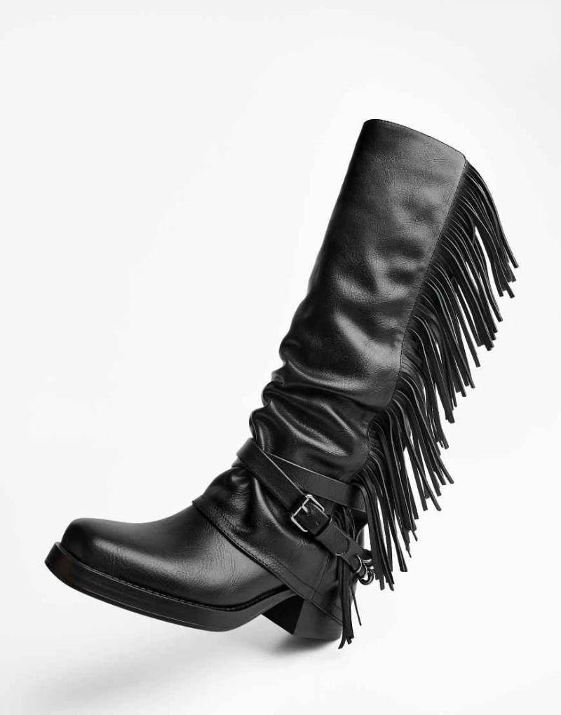 Bershka - Flache Gamaschen-Stiefel in Schwarz mit Fransen von Bershka