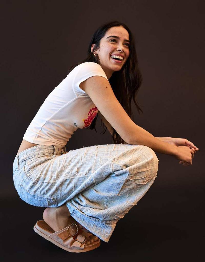 Bershka - Flache Pantoletten in Hellbraun mit Schnallen von Bershka