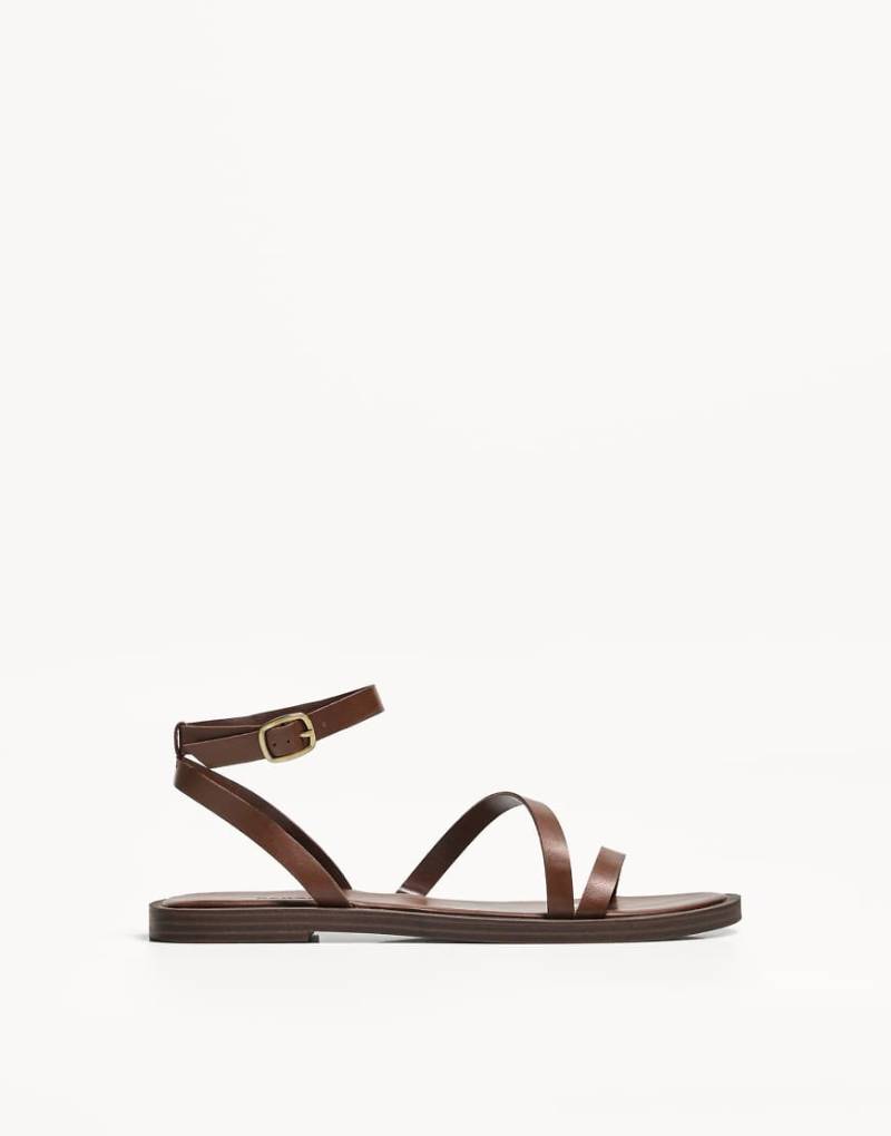 Bershka - Flache Riemchensandalen in Braun von Bershka