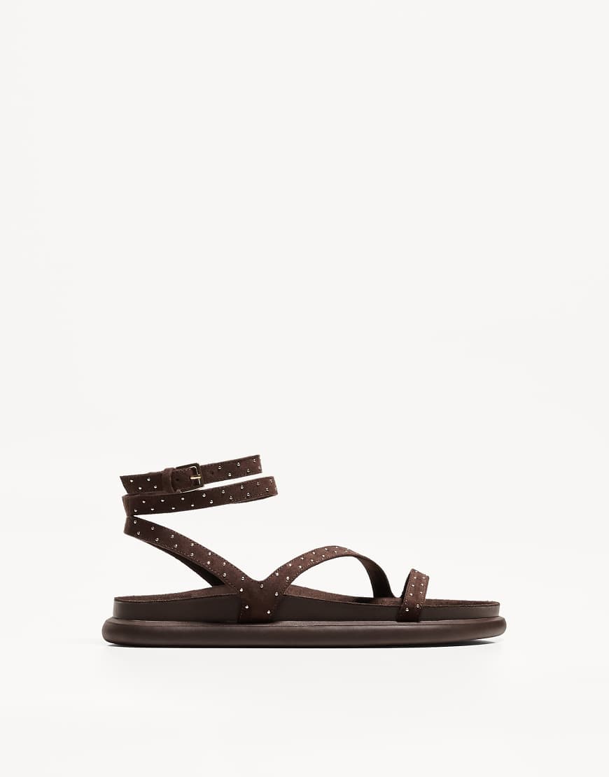 Bershka - Flache Sandalen in Braun mit Nietenbesatz von Bershka