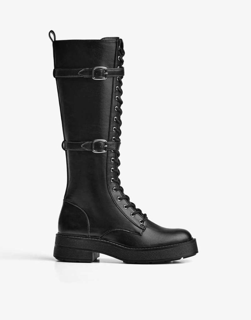 Bershka - Flache Schnürstiefel in Schwarz mit Schnallen von Bershka