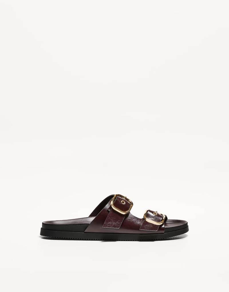 Bershka - Flache Slider-Sandalen in Burgunderrot mit Schnallen von Bershka