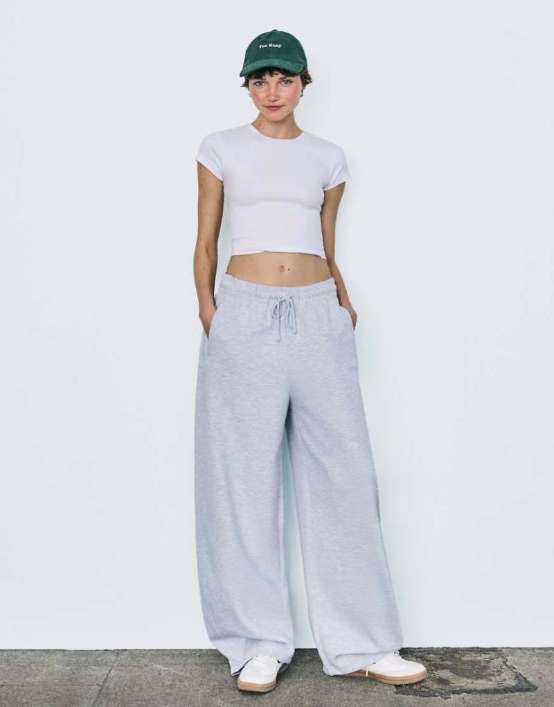 Bershka - Flauschige Barrel-Hose in Grau von Bershka