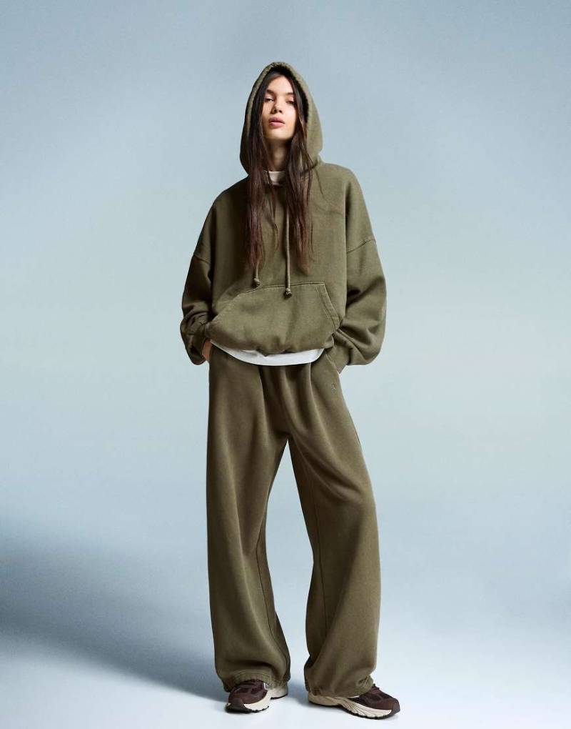 Bershka - Flauschige Jogginghose in Khaki mit Stoppern-Grün von Bershka