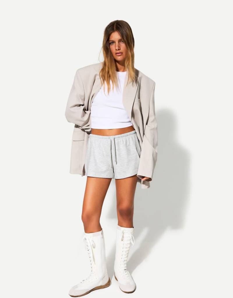 Bershka - Flauschige Shorts in Hellgrau von Bershka