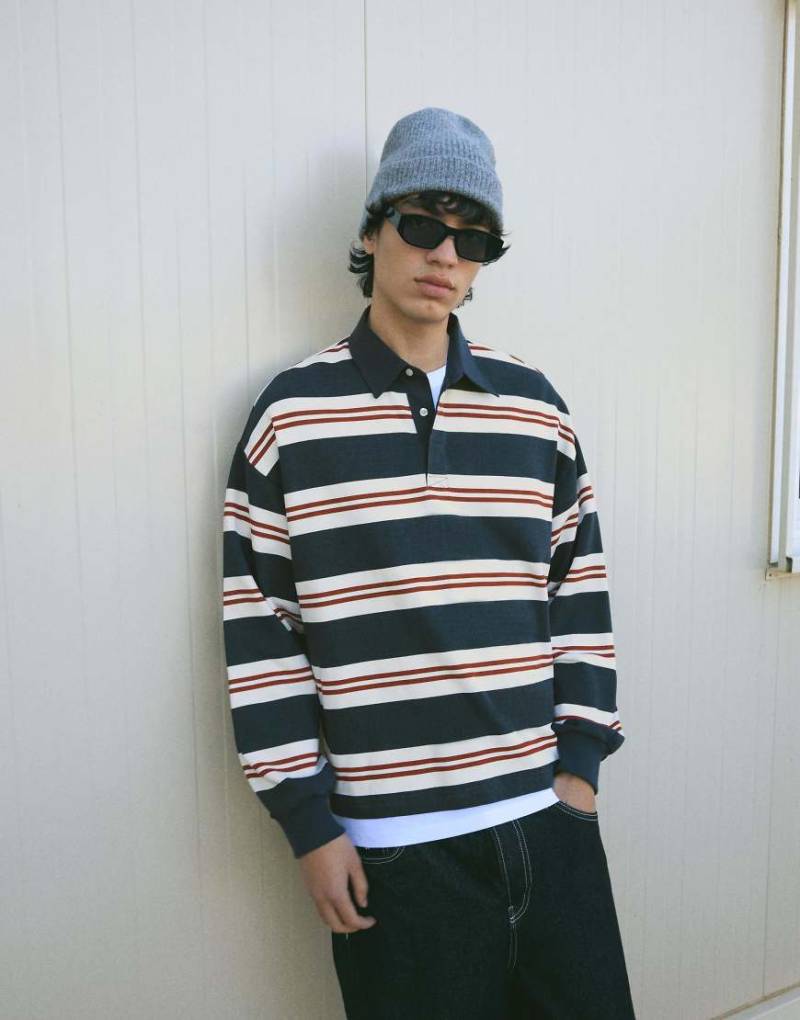 Bershka - Flauschiges Polohemd in Grau gestreift-Blau Bershka - Flauschiges Polohemd in Grau gestreift-Blau von Bershka