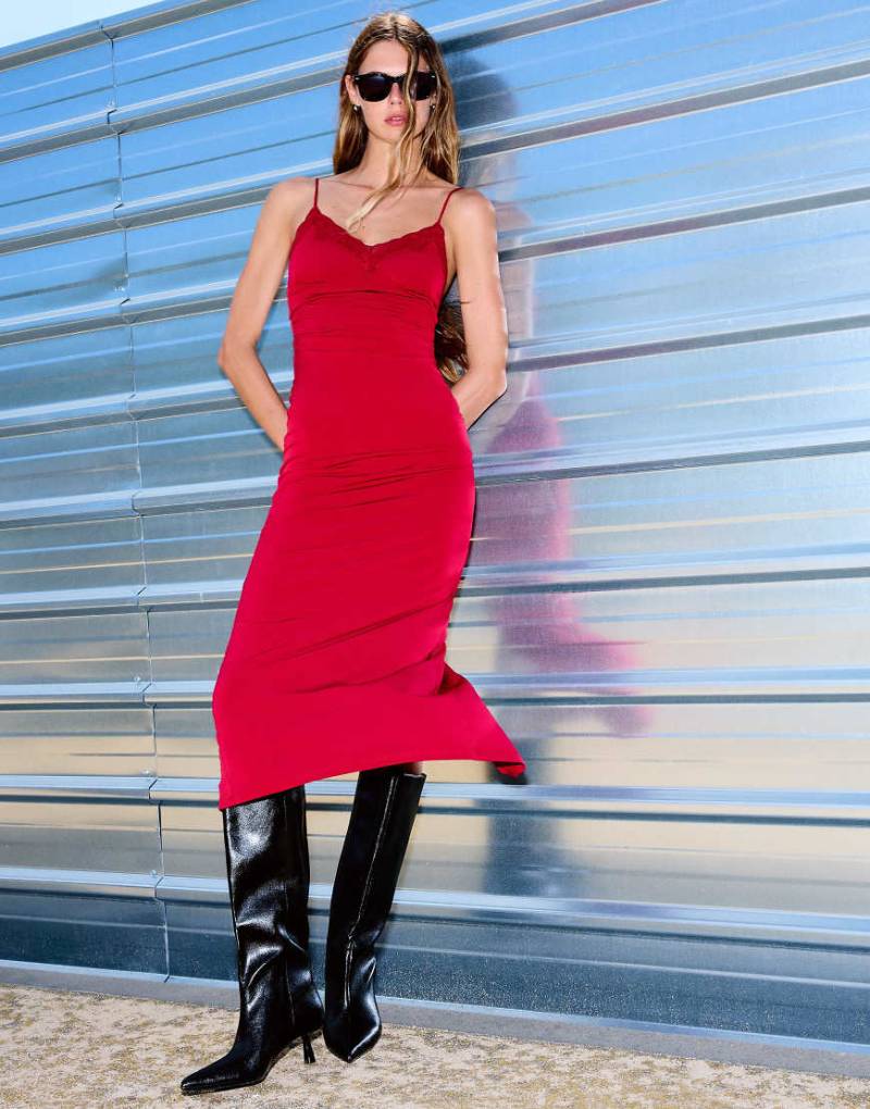Bershka - Flowing Blonde - Midikleid aus Spitze in Rot von Bershka