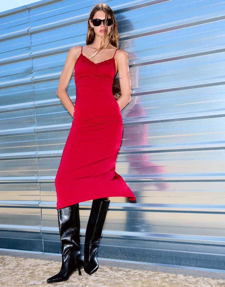 Bershka - Flowing Blonde - Midikleid aus Spitze in Rot von Bershka