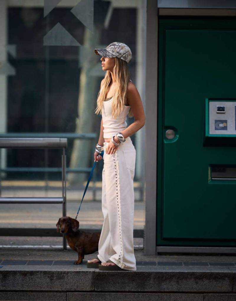 Bershka - Frayed - Gerade geschnittene Hose in Weiß mit Ösen von Bershka