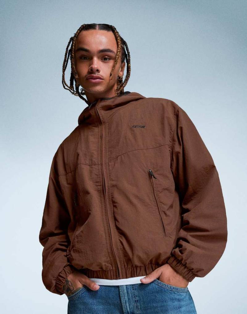 Bershka - Funktionsjacke in Braun mit Kapuze-Brown von Bershka