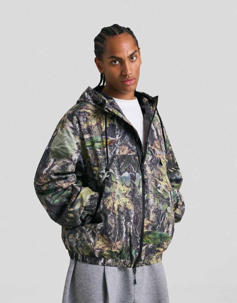 Bershka - Funktionsjacke in Khaki mit Blättermuster-Grün von Bershka