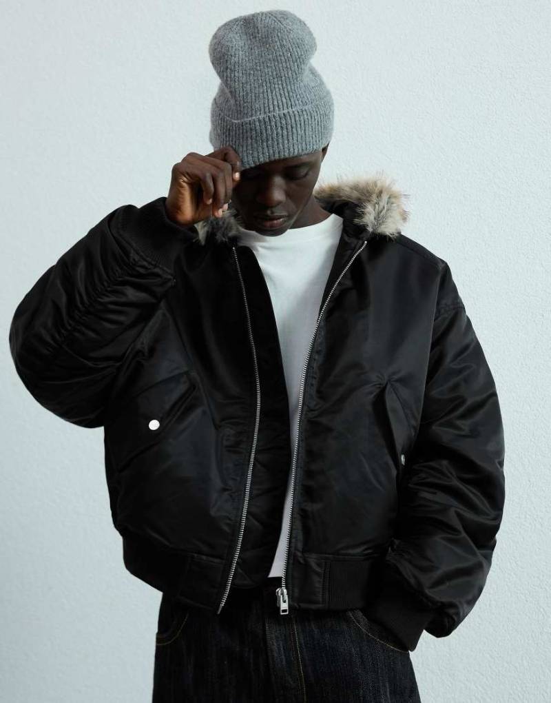 Bershka - Funktionsjacke in Schwarz mit Kunstpelzkragen von Bershka