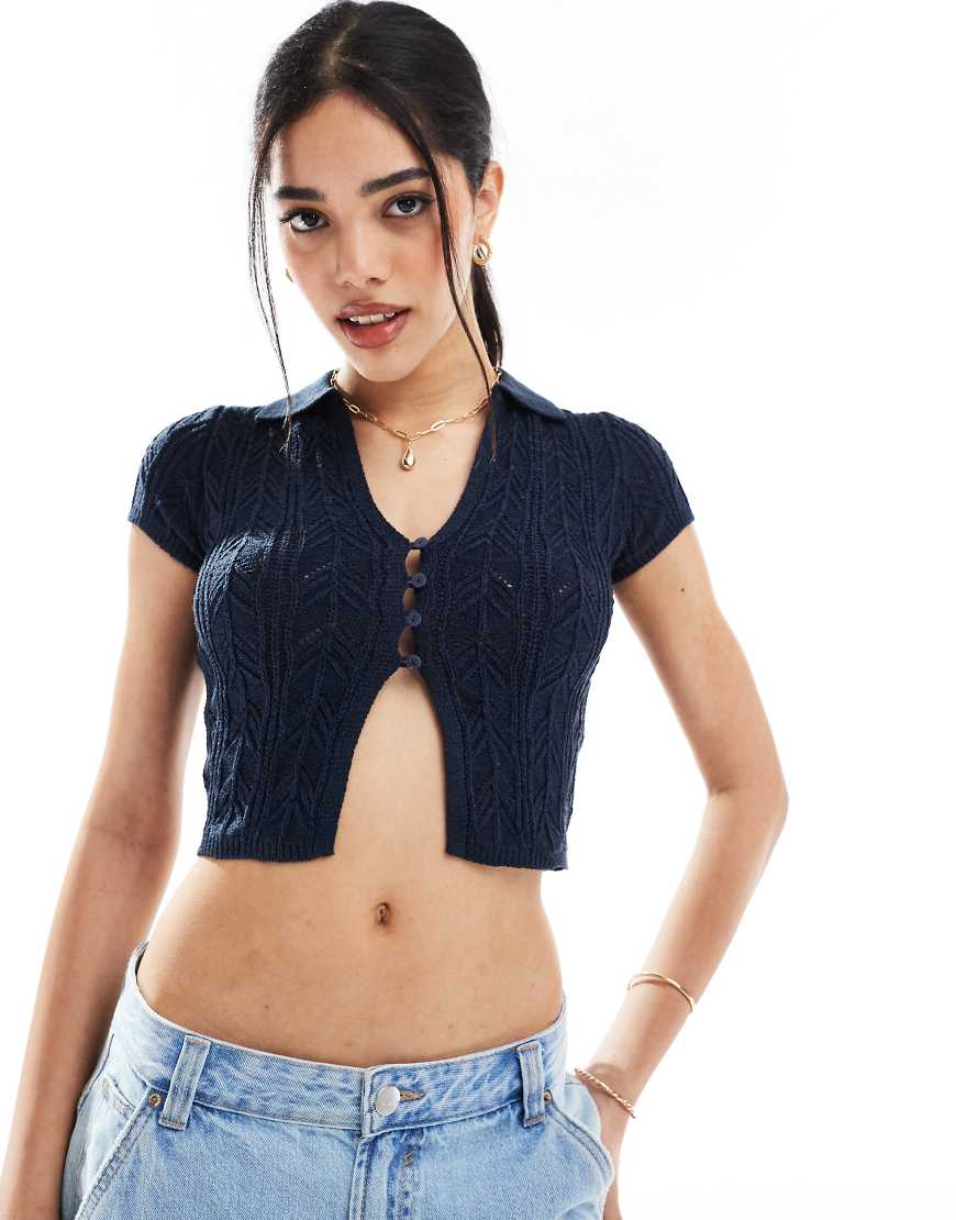Bershka - Gehäkeltes Polo-Oberteil in Marineblau Bershka - Gehäkeltes Polo-Oberteil in Marineblau von Bershka