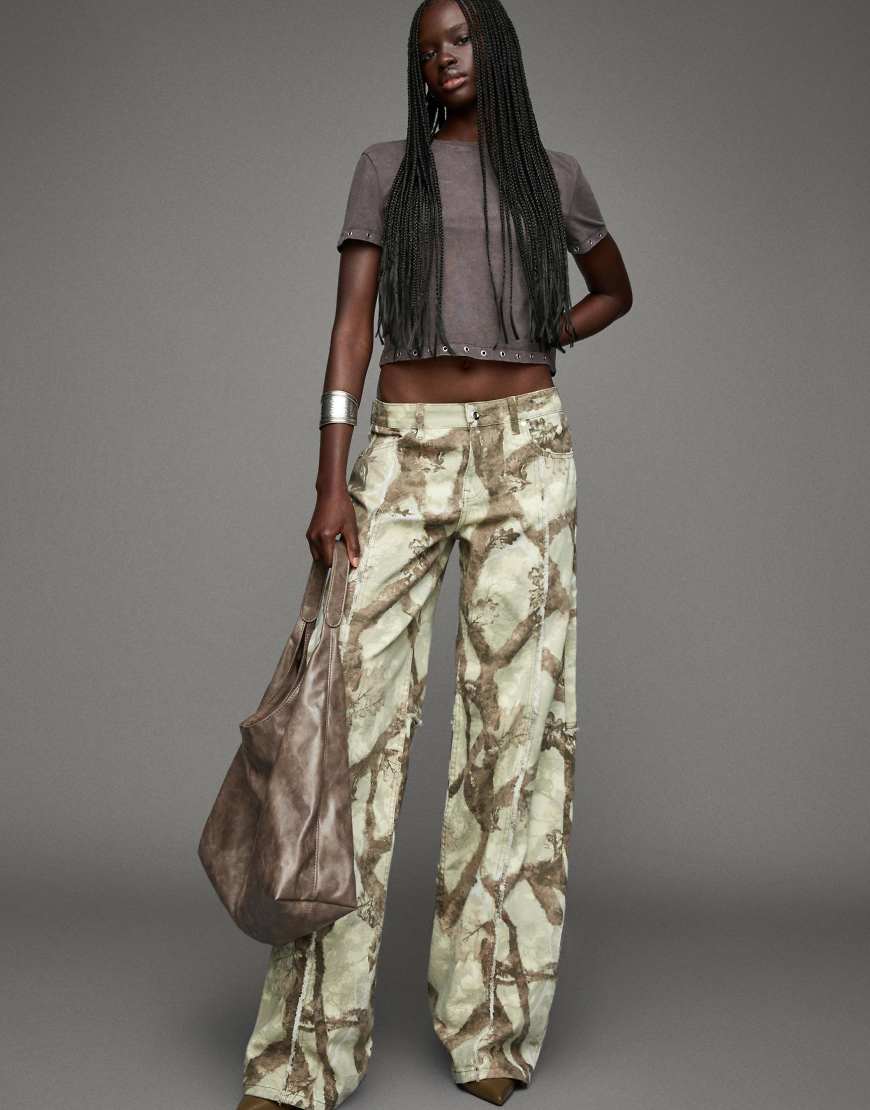 Bershka - Gemusterte Boyfriend-Jeans in blauer Dirty-Waschung-Grün von Bershka