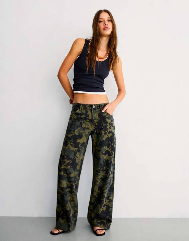 Bershka - Gemusterte Hose in Khaki mit geradem Schnitt-Grün von Bershka