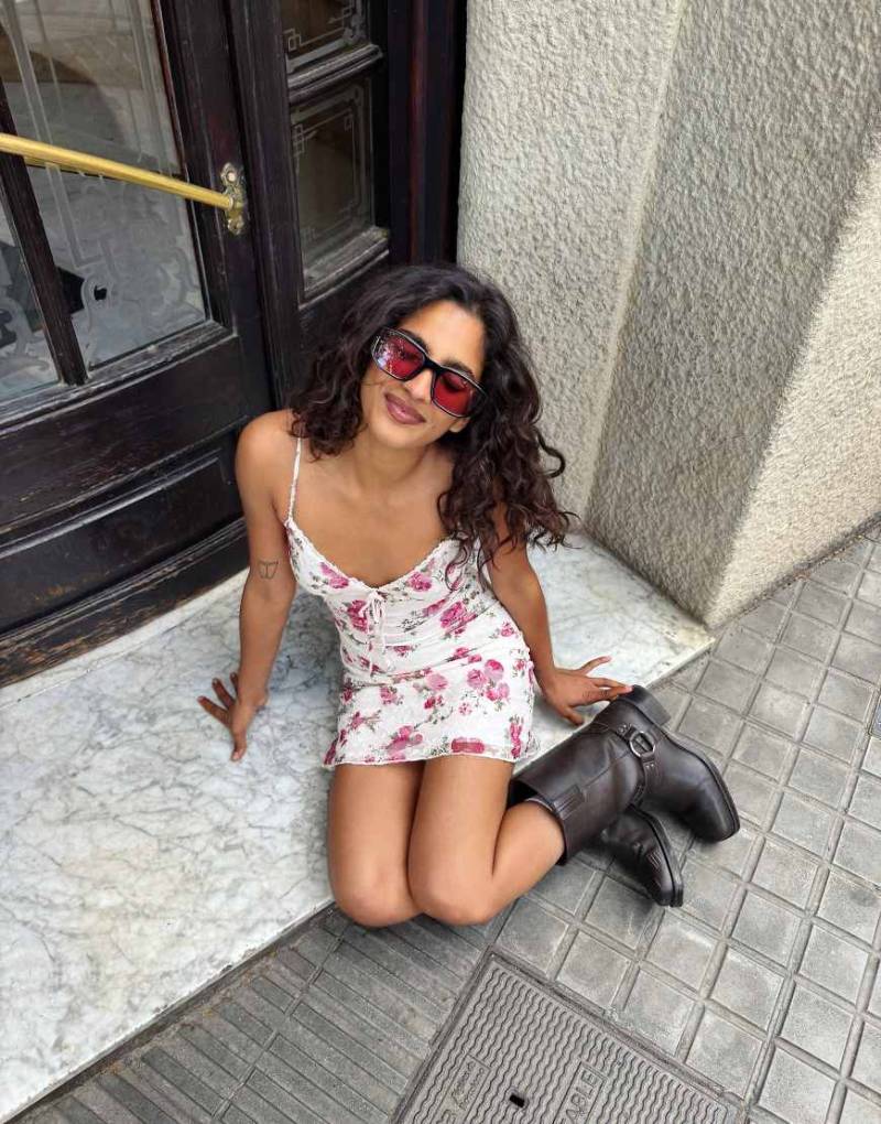 Bershka - Gemustertes Mini-Trägerkleid in Weiß mit Spitze von Bershka