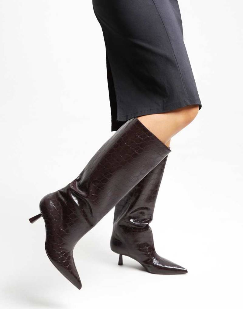 Bershka - Geprägte Kitten-Heel-Stiefel in Braun-Brown von Bershka