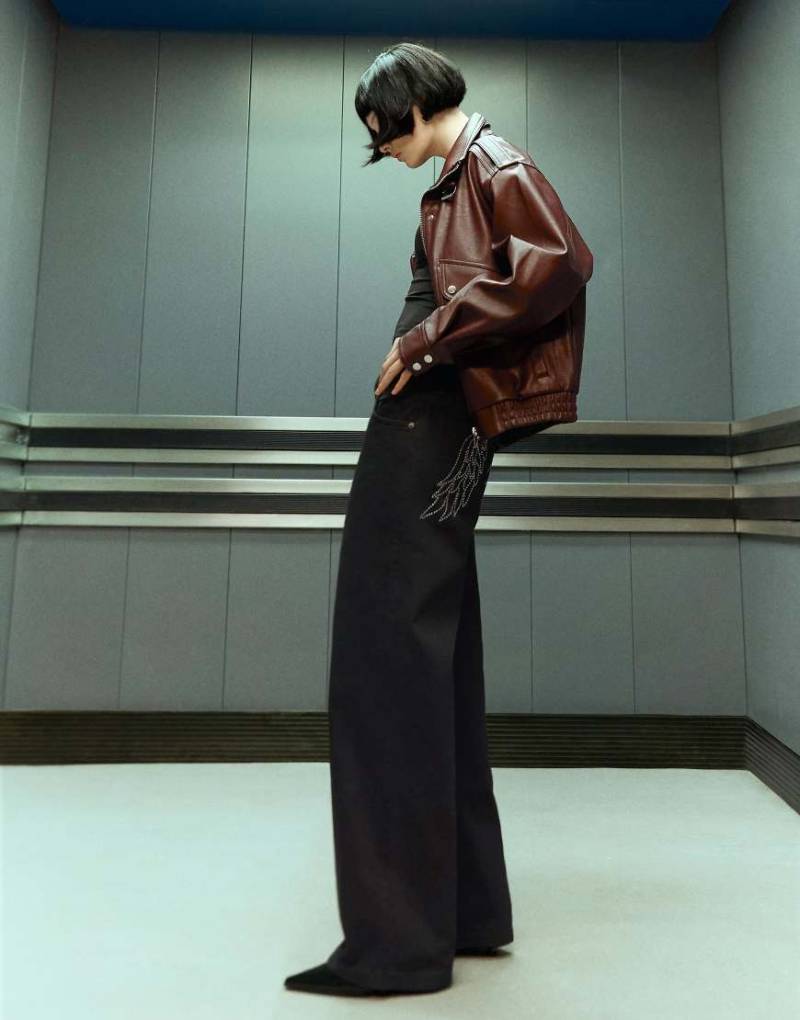 Bershka - Gerade geschnittene Hose in Schwarz mit niedrigem Bund und Strassverzierung von Bershka