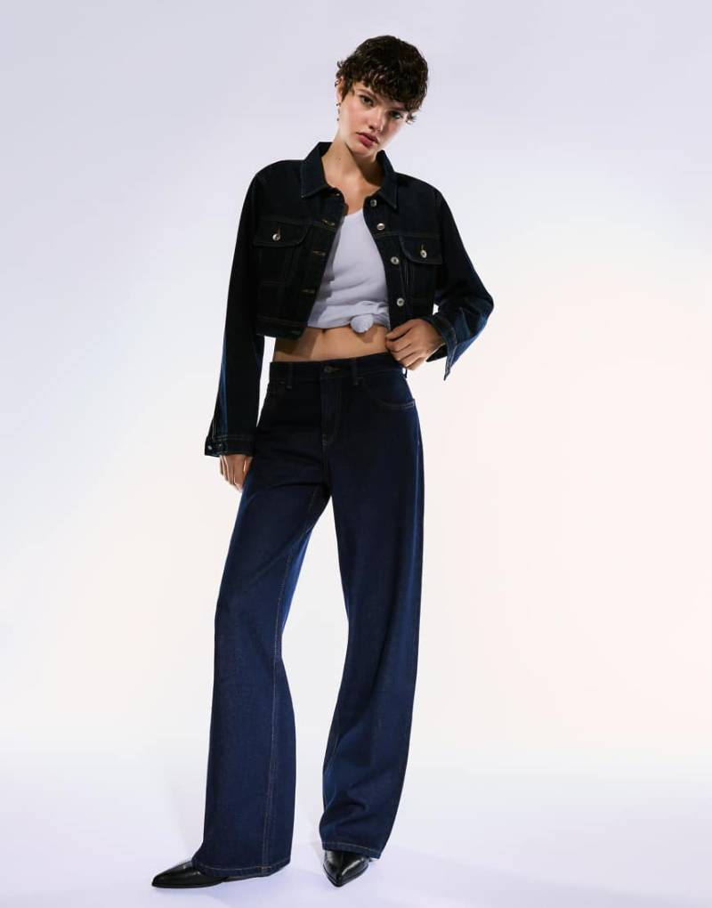 Bershka - Gerade geschnittene Jeans in Denimblau mit weitem Bein von Bershka
