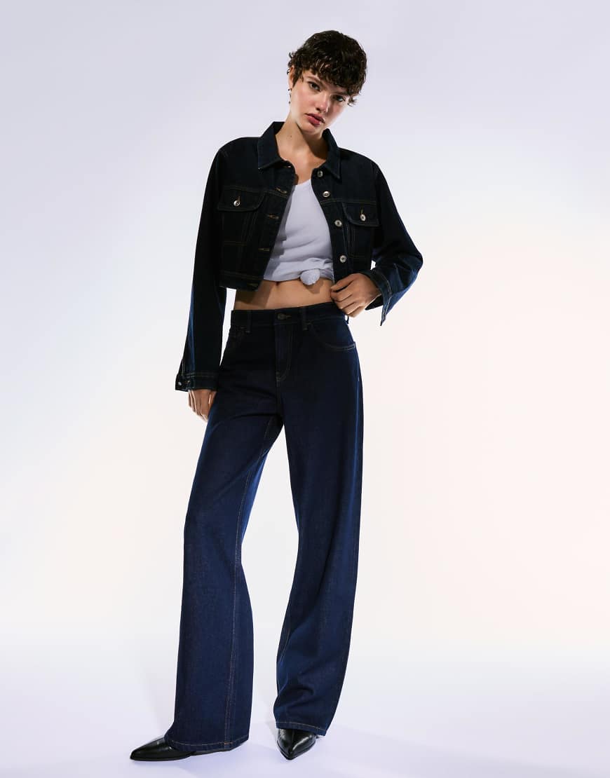 Bershka - Gerade geschnittene Jeans in Denimblau mit weitem Bein von Bershka