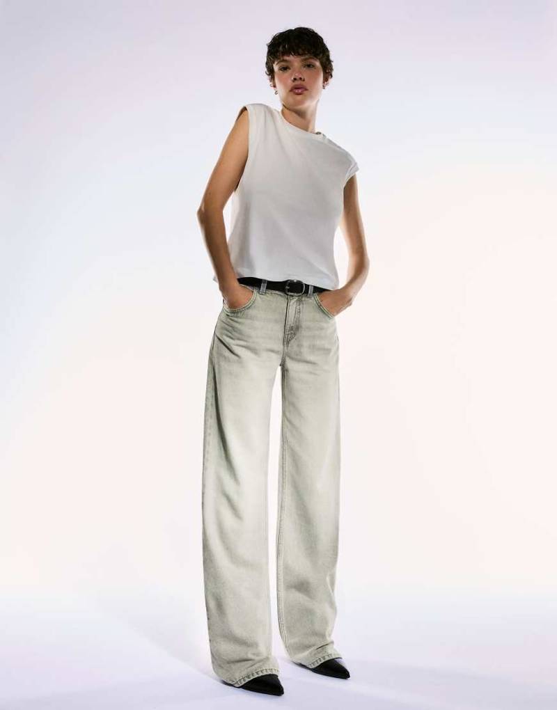 Bershka - Gerade geschnittene Jeans in Grau mit weitem Bein von Bershka