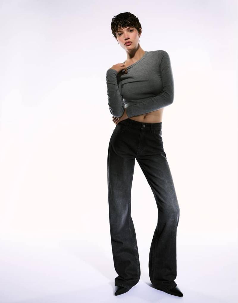 Bershka - Gerade geschnittene Jeans in Schwarz mit weitem Bein von Bershka